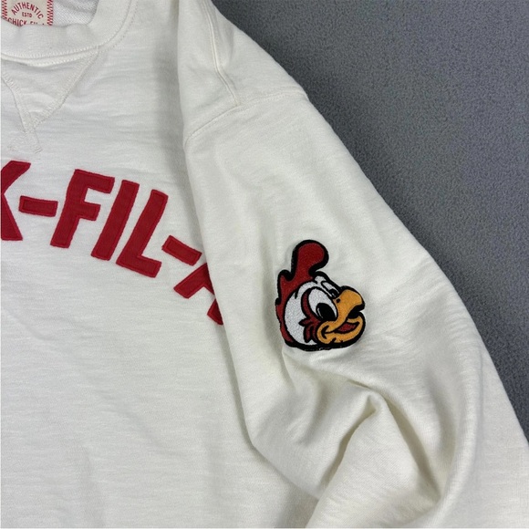 Chick-Fil-A Sweatshirt Mens Large White Embroidered Logo Patch Mascot CFA - Picture 4 of 7